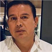 Profesor de educación primaria que da clases a todos los niños de diferentes grados